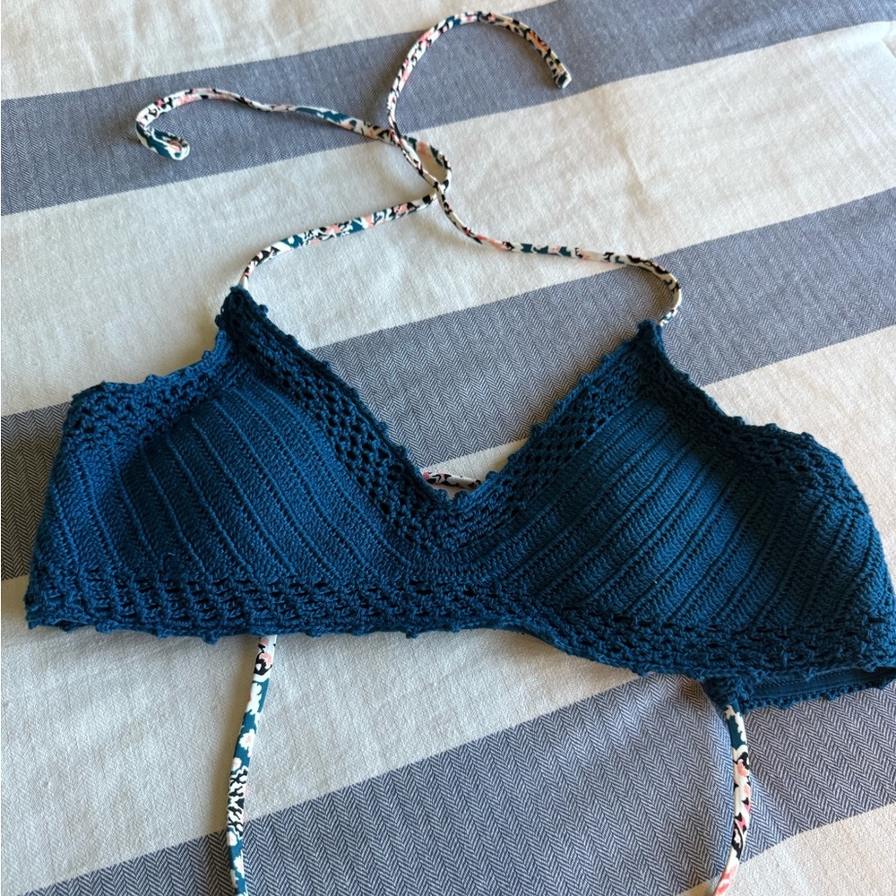 3 for 10.00!!
Xhilaration Teal Bikini Top